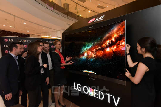 LG전자, 프랑스 파리서 OLED TV 마케팅 공세